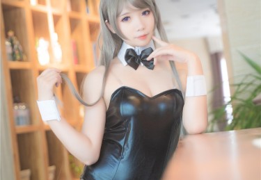 海角社区热议：沙滩篝火晚会后明星间那一抹禁忌低语引发情感风暴